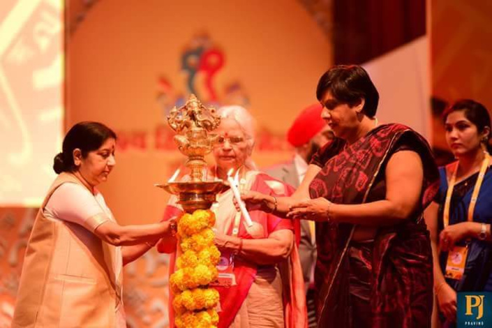 Overseas Citizen of India : La ministre de l’Education, Leela Devi Luchmun-Dookhun obtient la carte des mains de la ministre indienne