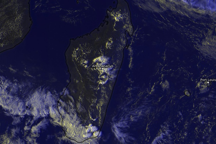 L'imagerie satellite de l'après-midi du lundi 15 octobre montre plusieurs développements convectifs pousser comme des champignons sur Madagascar.