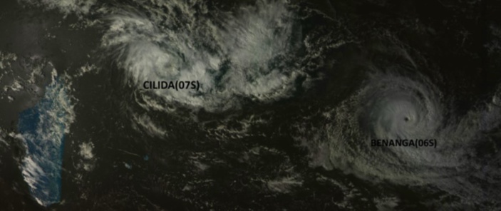 Sur la droite le cyclone tropical intense BENANGA. Au nord des Mascareignes CILIDA est bien visible avec un centre net. La distance entre les deux systèmes va progressivent décroitre ces prochains jours alors que BENNAGA s'affaiblira dans le même temps CILIDA se renforcera. Satellite: Goms-2,15h.