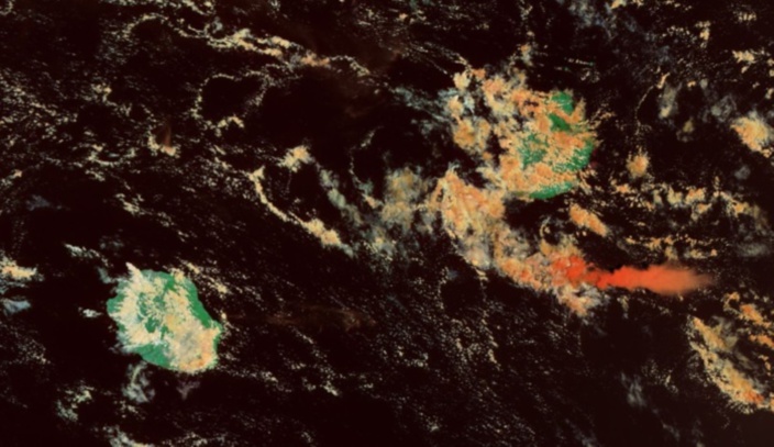 Les Iles Soeurs capturées par le satellite Modis/Terra à 10h20. Beaucoup plus de nuages dans le voisinage de Maurice. Evolution diurne classique sur la Réunion. Page Cyclone Class 4.