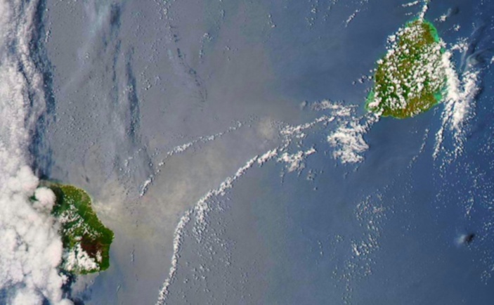 Les Iles Soeurs capturées par le satellite Aqua à 14h. Le Piton de la Fournaise bien visible avec des nuages venus du large sur la moitié ouest de la Réunion qui ont apporté quelques averses. Maurice sous le soleil malgré quelques ondées sur l'est et le sud est. Nasa US.