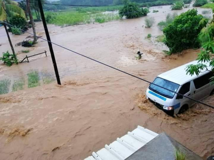 [Diaporama] Dans le Sud, Bambous Virieux : Inondation et route impraticable