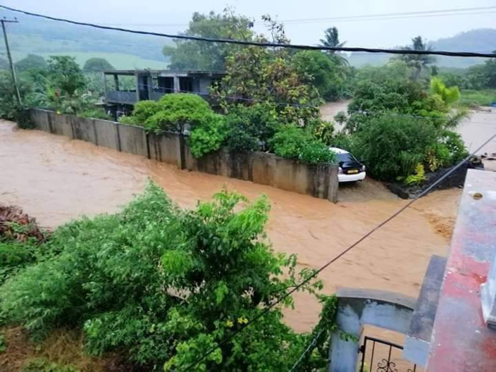 [Diaporama] Dans le Sud, Bambous Virieux : Inondation et route impraticable
