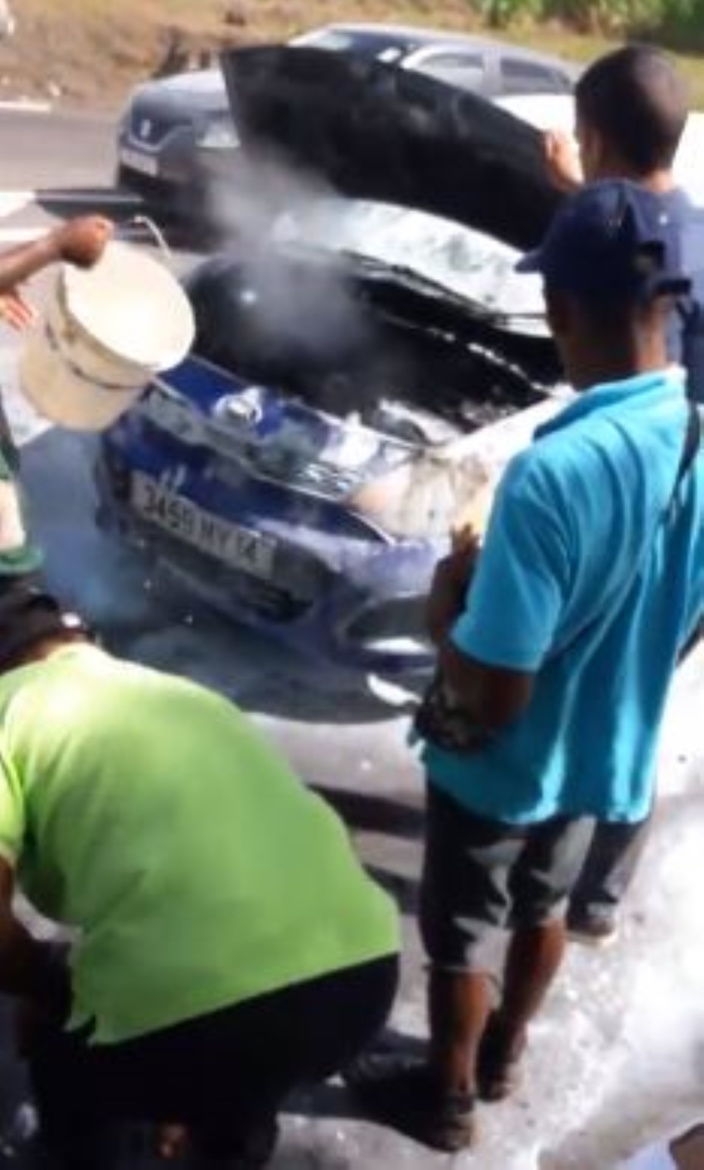 [Vidéo] La série noire continue : Une voiture prend feu à Trois-Bras