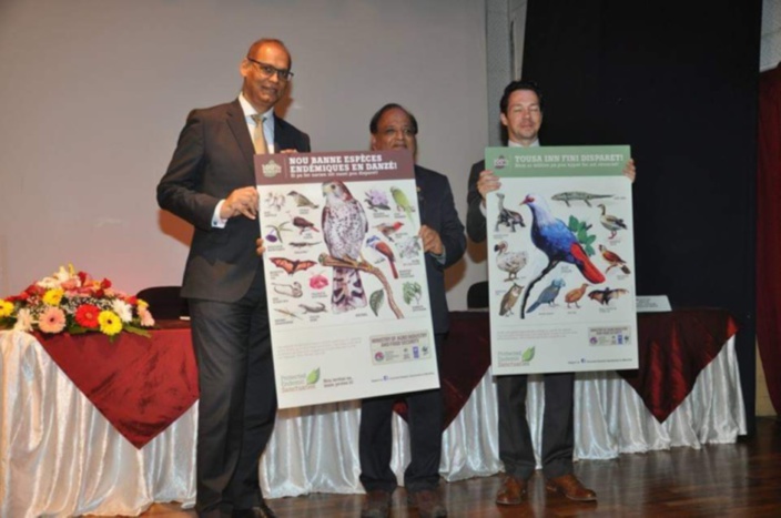 Le ministre de l’Agro-industrie, Mahen Seeruttun, tenant une pancarte énumérant les espèces protégées, dont notre chauve-souris.