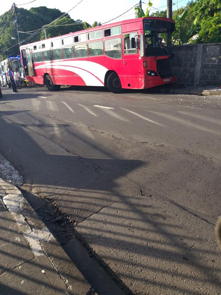 Accident à Rose-Belle : Un autobus de l'école QEC fait 4 blessés 