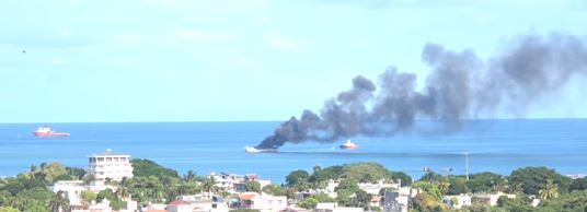 Un bateau taïwanais en feu au large de Port-Louis