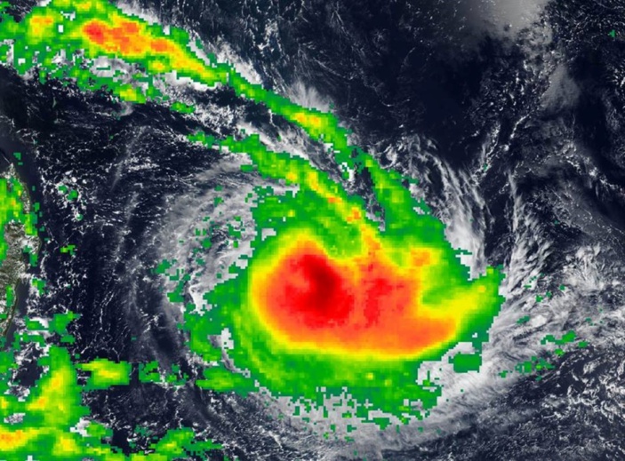 Le cyclone tropicale intense Joaninha s'intensifie avec des rafales de 250 km.h  autour du centre