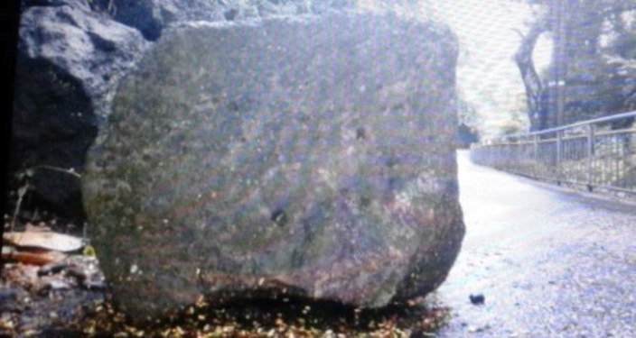 Souillac : Un rocher en plein milieu de la route