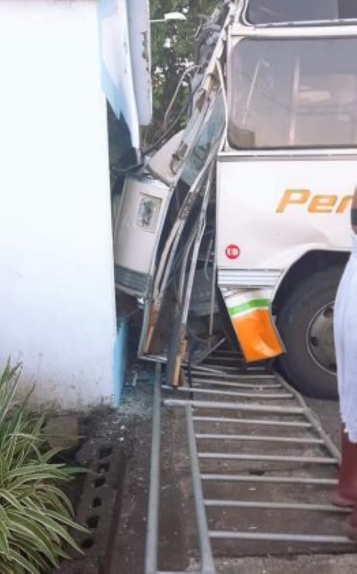 Rivière-des-Galets: un autobus dérape et fait treize blessés 