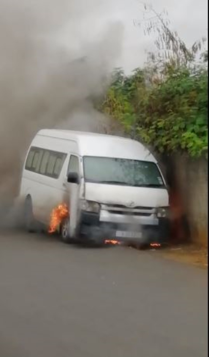 [Vidéo] Mont-Roches : un van prend feu