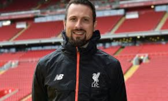 Académie de foot à Côte d'Or : Dan White de retour pour finaliser l'accord avec Liverpool