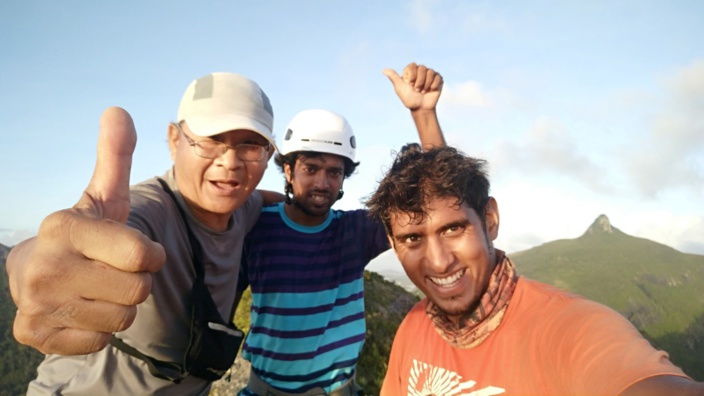 Joseph, Zia et Teshil (g a dr.) Première randonée qu'ils ont fait ensemble pour traverser les sommets entre la montagne des Signaux au sommet du Pouce.