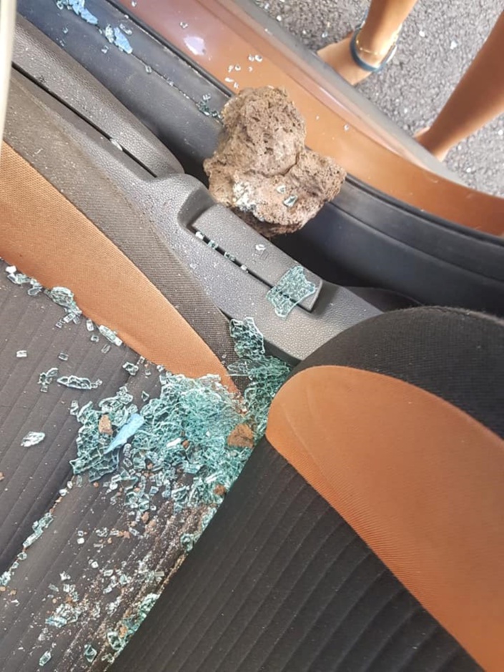 La vitre du côté conducteur a volé en éclat sous l’effet du choc.