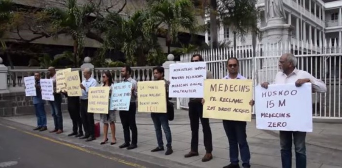 Droits des médecins : manifestation devant le Parlement 