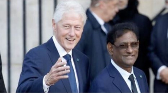Image du jour : Le Président par intérim Barlen Vyapoory et Bill Clinton