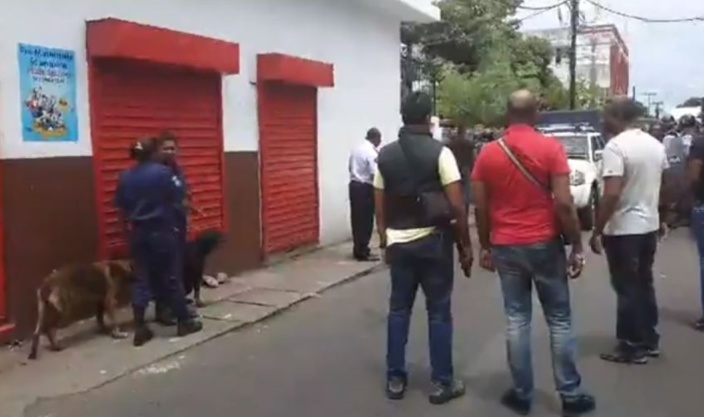Sainte-Croix : Prise à partie, la police tire en l’air pour disperser une foule hostile