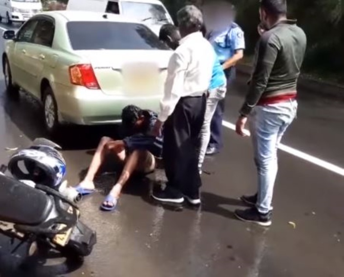 Moka : Une voiture de police blesse un motocycliste qui se retrouve à terre