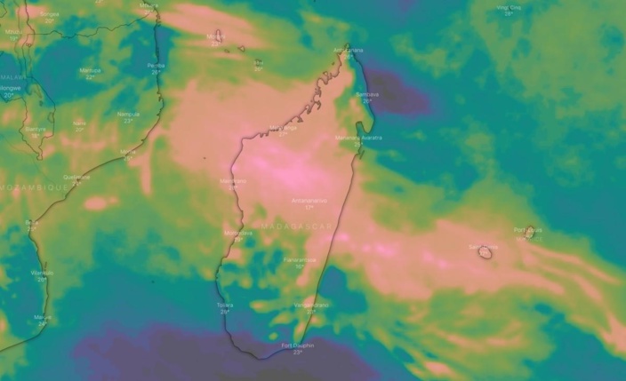Cumuls de pluie sur 5 jours, simulé par le modèle du centre européen via l'application Windy, avec un signal pluvieux marqué sur le Canal du Mozambique, le centre de Madagascar et les Mascareignes.