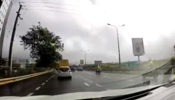 ▶️ Un motard de la police victime d'un accident sur l'autoroute à Trianon