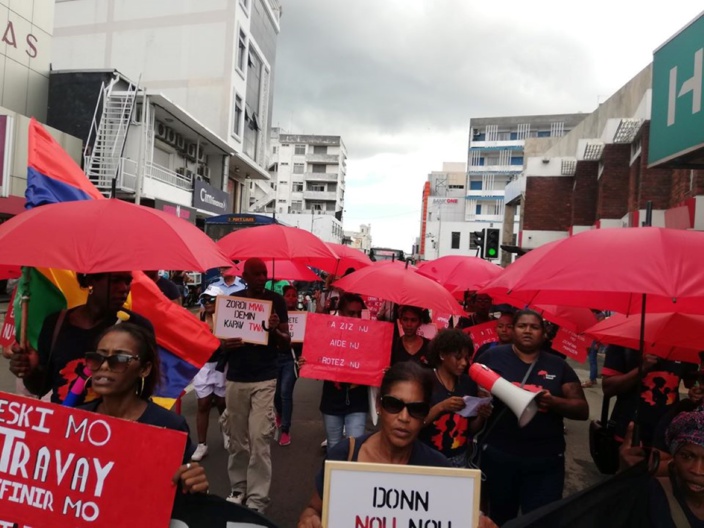 ▶️ Parapli Rouz : Une marche organisée par les travailleuses du sexe
