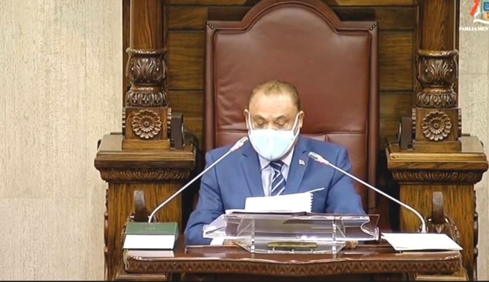 En images : masqués et en gants, les élus font leur retour au Parlement