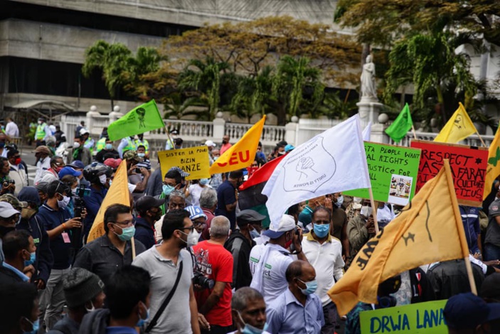 Des milliers de manifestants à Port-Louis, mais la MBC ne voit...rien 