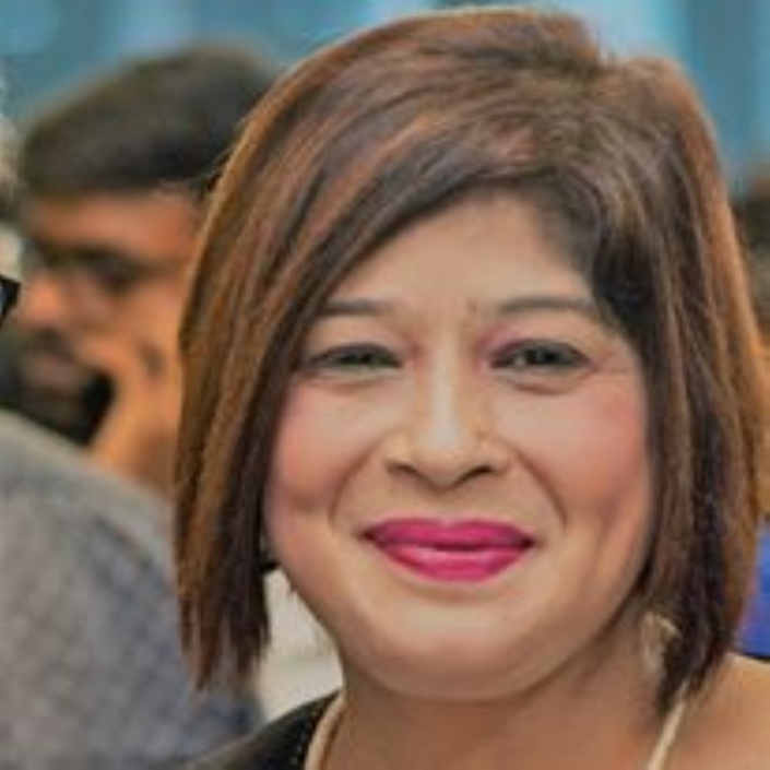 Dorina Prayag retourne à son poste de réceptionniste