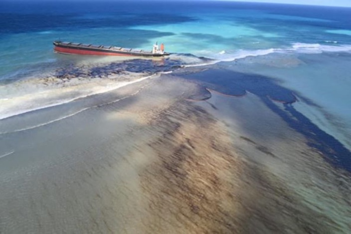 Catastrophe écologique à Pointe d’Esny : La marée noire menace le parc marin de Blue-Bay et Mahebourg