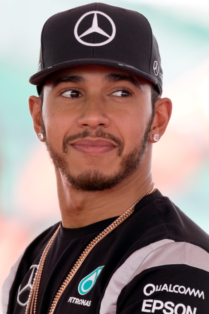 Lewis Hamilton, le champion du monde de Formule 1, rend hommage aux volontaires de Mahébourg