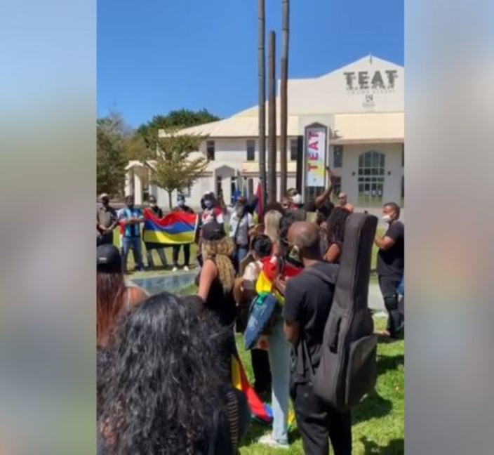 [Vidéo] A La Réunion, la diaspora mauricienne se mobilise sur le parvis des Droits de l’Homme à Saint-Denis