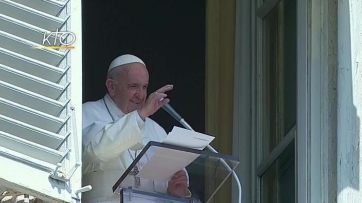 Le Pape s’adresse à la foule sur la Place Saint-Pierre de Rome.