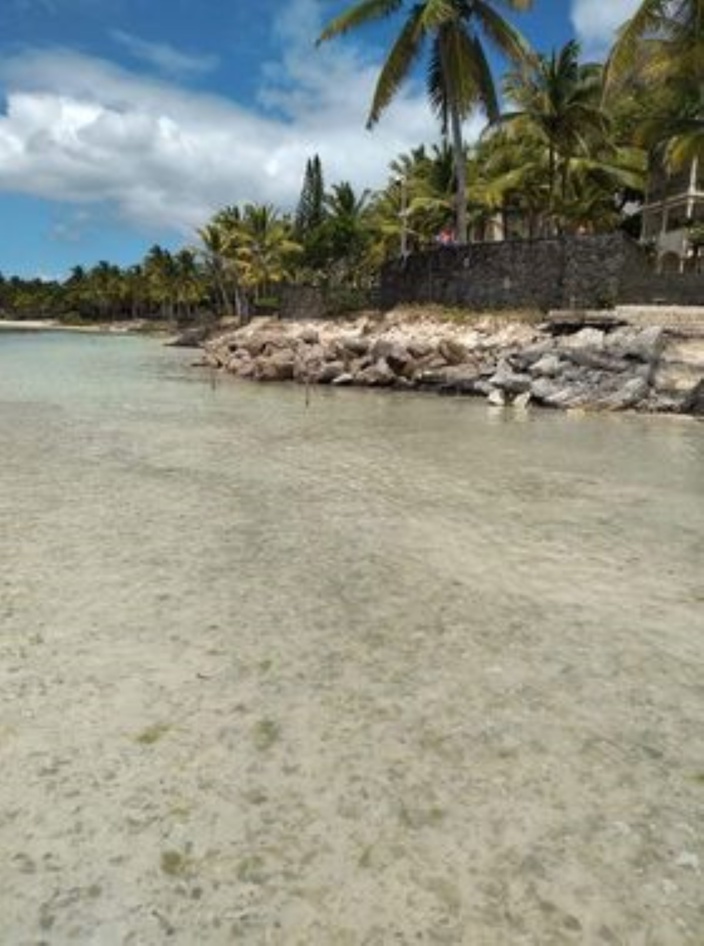 [Vidéo] L'hôtel The Résidence Mauritius soupçonné de combler une partie de la mer avec des débris