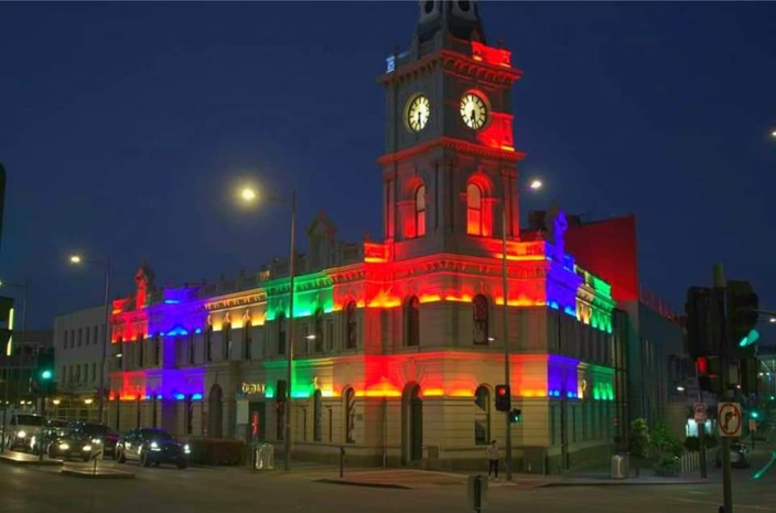 Marée noire : Le Drum Theatre, dans la ville du grand Dandenong en Australie, illuminé en signe de solidarité