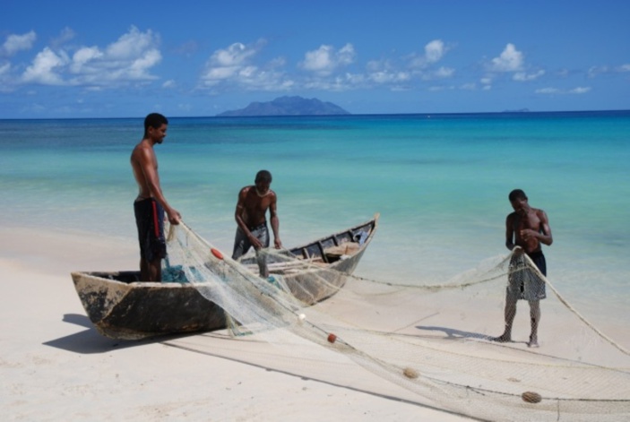 Post Wakashio : La plage de Blue-Bay rouverte au public mais interdiction de pêcher dans les lagons