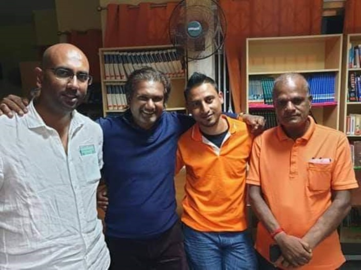 Loveish Ramnochane accompagné de Ken Arian, Vikram Jootun et Prakash Maunthrooa