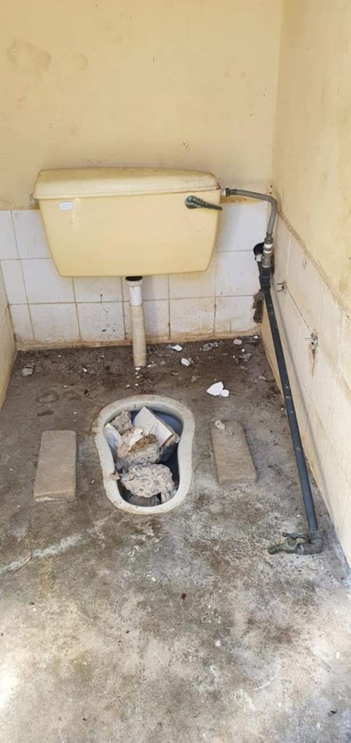 Les toilettes publiques de la plage du Morne condamnées et inutilisables 