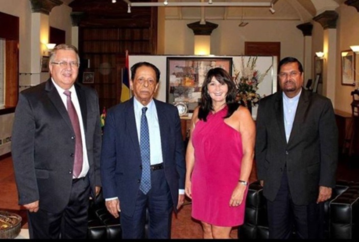 Miranda Meyers en compagnie du Premier ministre de l'époque, sir Aneeood Jugnauth, l'ancien ministre des Terres et du Logement, Showkutally Soodhun