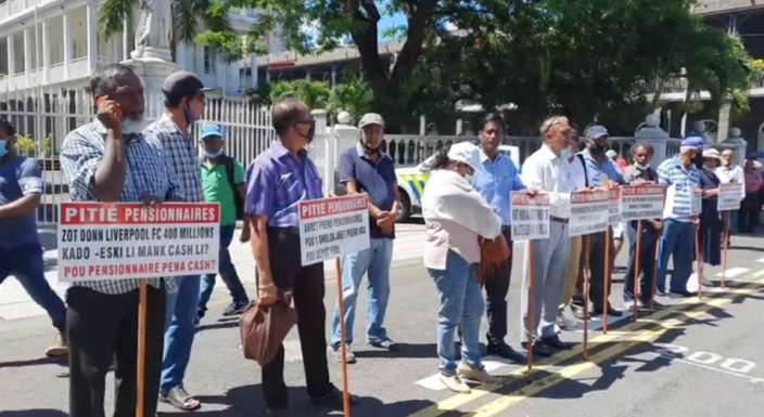 Manifestation devant le Parlement : non-respect de la promesse électorale de la pension vieillesse