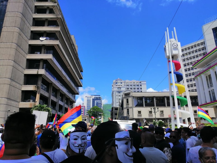 Marche historique à l'île Maurice : Une marée humaine dans les rues de la capitale