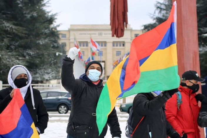 Des manifestants mauriciens devant le Palais des Nations à Genève, le 13 février 2021. © Jean-Luc Mootoosamy/ Media Expertise