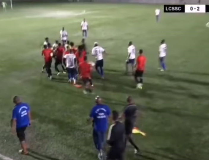 [Vidéos] Football : incidents et agressions à répétition en plein match
