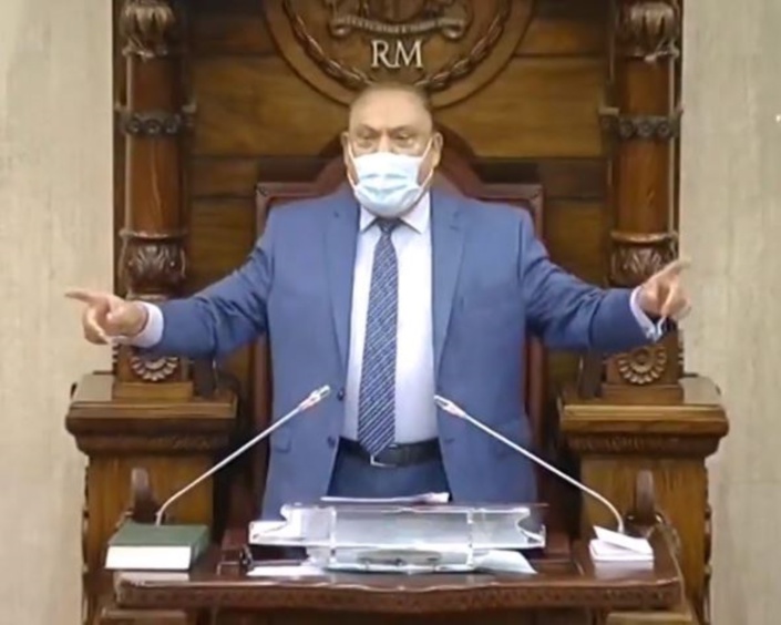 Les Mauriciens contestent, à l'unanimité, la décoration de Sooroojdev Phokeer, Speaker de l'Assemblée nationale