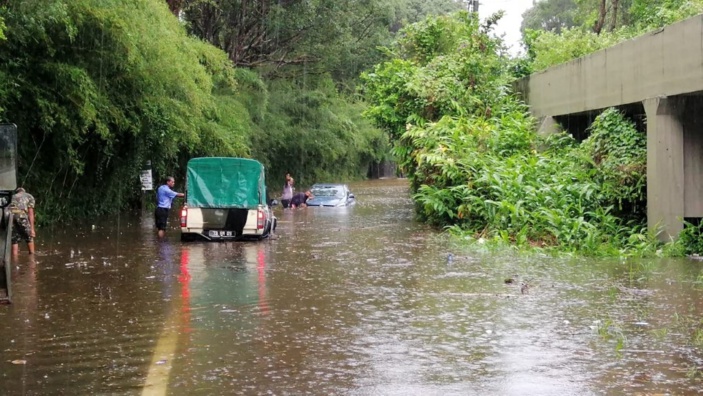 Une voiture piégée par la montée des eaux à Mare aux Vacoas.
