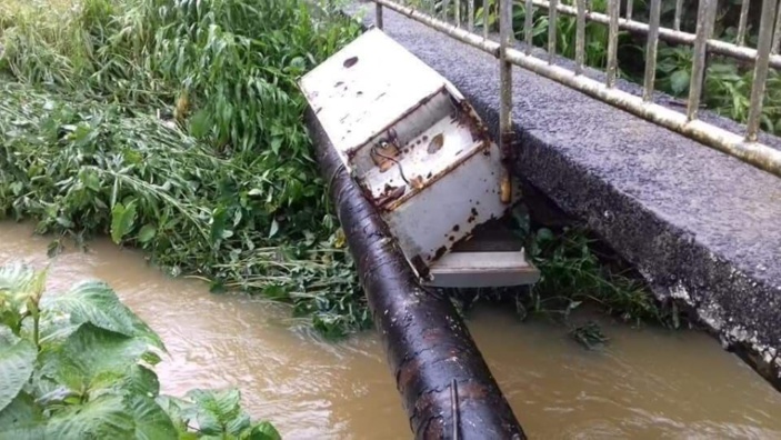 Sous le pont Astroea à Deux Bras, un frigo parmi les débris transportés par la montée des eaux