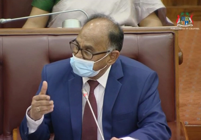 [Vidéo] Le ministre Alan Ganoo a bel et bien traité Bérenger de "colon" au Parlement