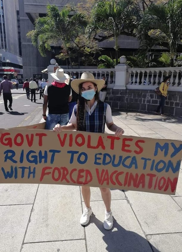 Protestation contre la vaccination forcée : Ingrid Charoux se met dans la peau d'une République bananière