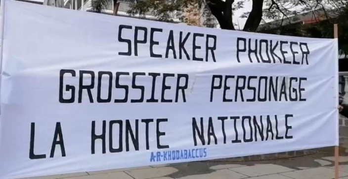 A l’Hôtel du Gouvernement, une manifestation pour réclamer le départ du Speaker, Sooroojdev Phokeer 