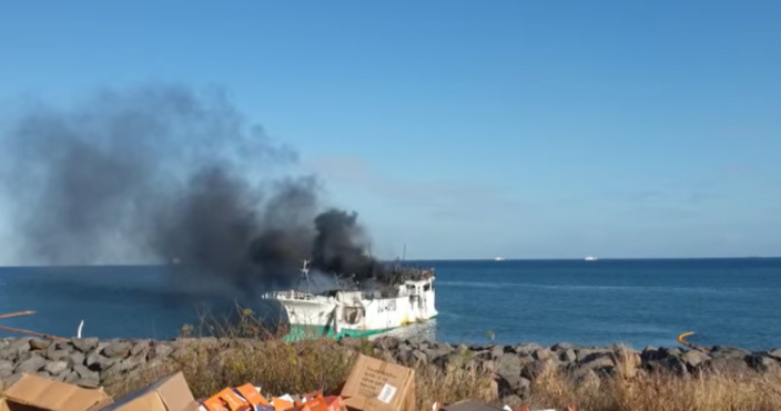 Le bateau de pêche taiwanais toujours en feu