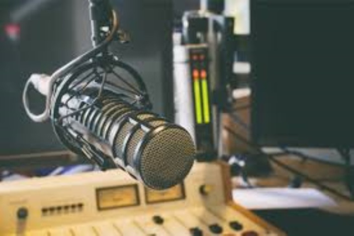 Amendements à l'IBA Act : Radio Plus et Top Fm  proposent en simultané une émission exceptionnelle
